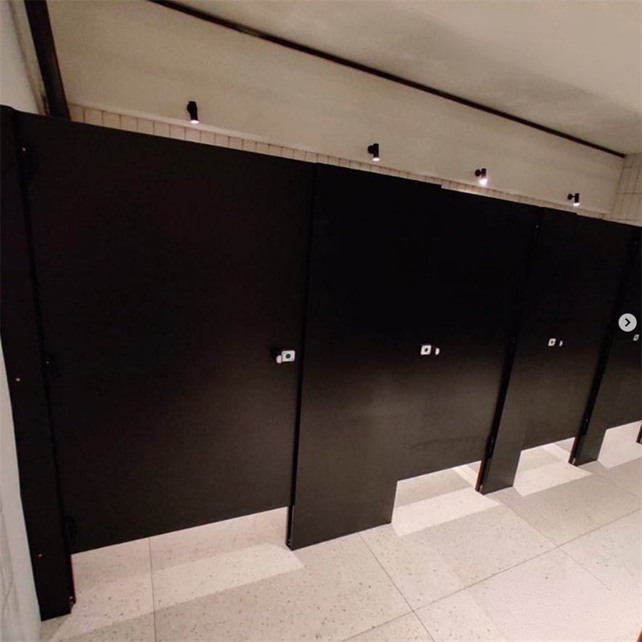 Acessórios Lanna instalados em divisória sanitária